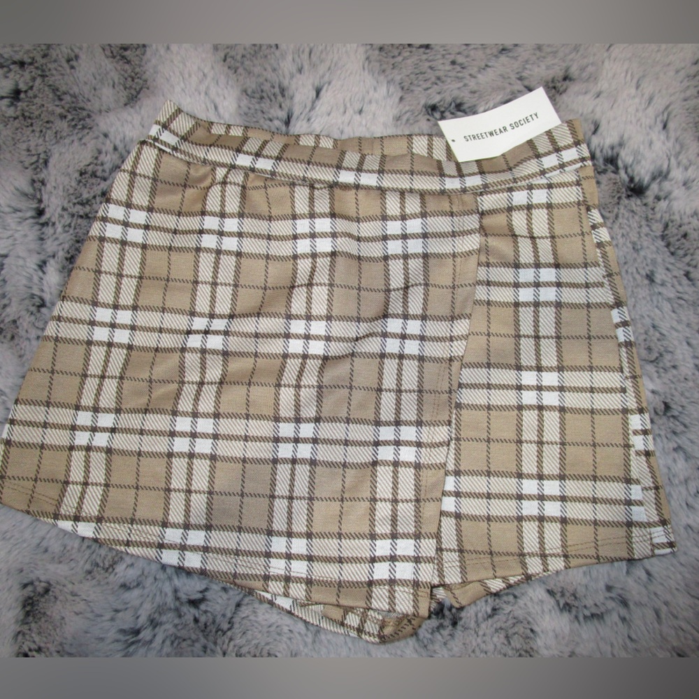 Cute patterned skort!